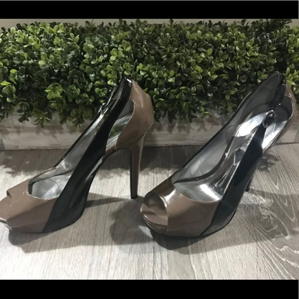 Guess Nude & Black heels with buckle